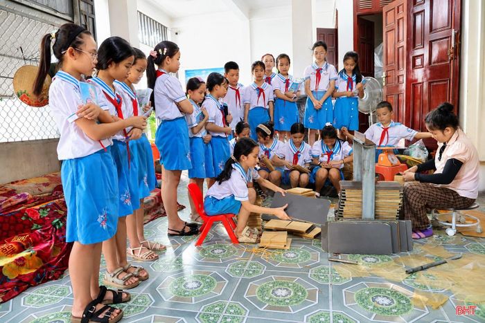Niềm vui và sự hào hứng của học sinh khi được tự tay đóng gói sản phẩm của làng nghề bánh đa nem.