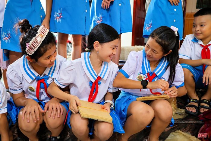 Không chỉ làm phong phú giờ học, các hoạt động trải nghiệm còn giúp học sinh hiểu sâu hơn về quê hương, trân trọng những giá trị văn hóa được trao truyền qua các thế hệ.