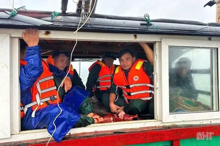 Lực lượng Đồn Biên phòng Thiên Cầm vẫn đang tìm kiếm 1 ngư dân mất tích khi tàu cá số hiệu HT-90377-TS do anh Lê Văn Luyện (thôn Bắc Lộc, xã Cẩm Trung) làm chủ bị chìm trên vùng biển Hà Tĩnh.