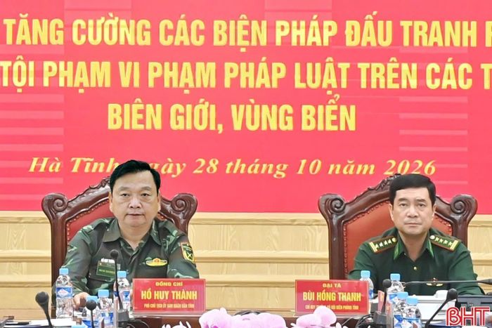 Đồng chí Hồ Huy Thành – Phó Chủ tịch UBND tỉnh và Đại tá Bùi Hồng Thanh - Chỉ huy trưởng Ban Chỉ huy BĐBP (Bộ CHQS tỉnh) chủ trì điểm cầu Hà Tĩnh.