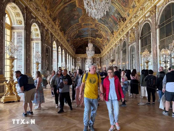 Du khách tham quan bảo tàng Louvre, một trong những bảo tàng nghệ thuật lớn và nổi tiếng nhất thế giới, nơi trưng bày bức tranh Mona Lisa của Leonardo da Vinci. (Ảnh: Hữu Chiến/TTXVN)