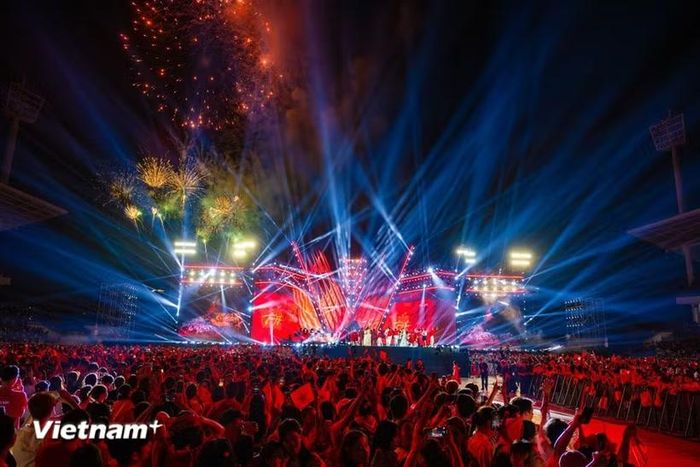Khoảnh khắc đầy xúc động và tự hào trong concert 'Tổ quốc trong tim.' (Ảnh: Minh Sơn/Vietnam+)