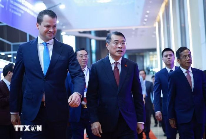 Thủ tướng Lê Minh Hưng và Giám đốc điều hành Diễn đàn Kinh tế Thế giới (WEF) Stephan Mergenthaler tham dự Diễn đàn Kinh tế Mùa Thu 2026 (AEF 2026). (Ảnh: Dương Giang/TTXVN)