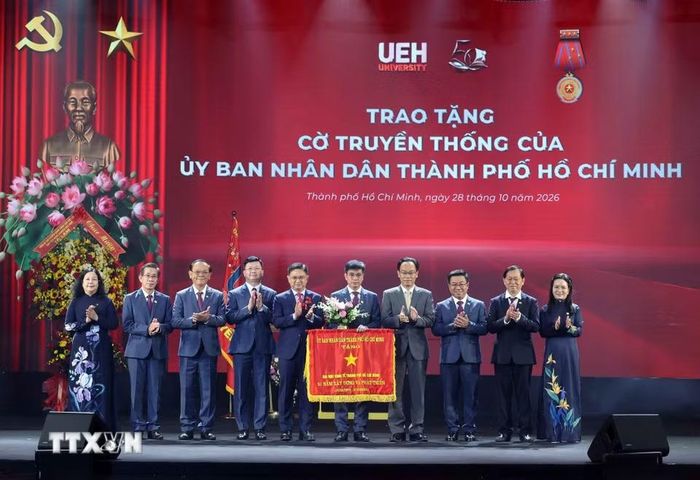 Ủy ban Nhân dân Thành phố Hồ Chí Minh tặng bức trướng và Bộ trưởng Bộ Giáo dục và Đào tạo tặng hoa chúc mừng Đại học Kinh tế Thành phố Hồ Chí Minh. (Ảnh: Thống Nhất/TTXVN)
