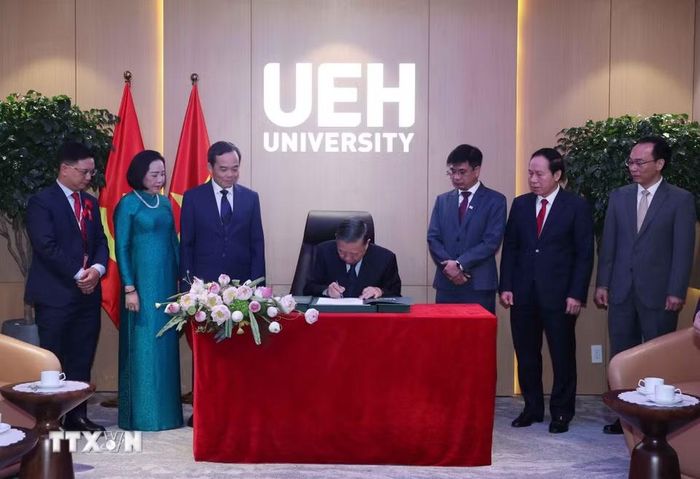 Tổng Bí thư, Chủ tịch nước Tô Lâm ghi sổ lưu niệm của Đại học Kinh tế Thành phố Hồ Chí Minh. (Ảnh: Thống Nhất/TTXVN)