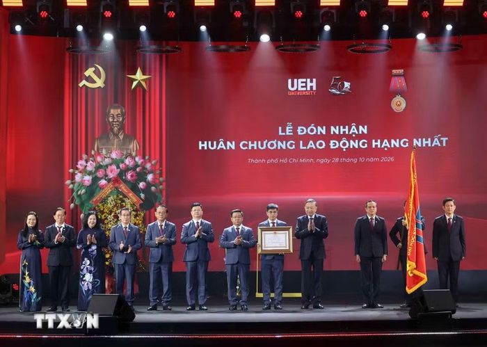 Tổng Bí thư, Chủ tịch nước Tô Lâm trao Huân chương Lao động hạng Nhất tặng Đại học Kinh tế Thành phố Hồ Chí Minh. (Ảnh: Thống Nhất/TTXVN)