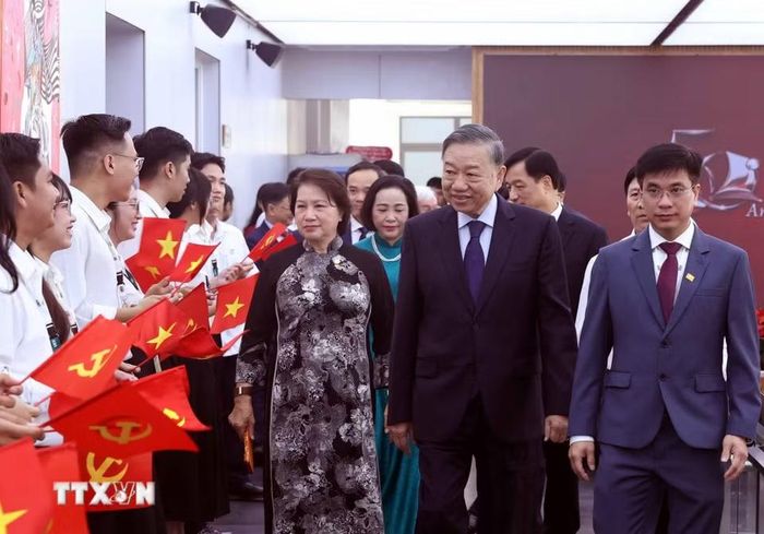 Tổng Bí thư, Chủ tịch nước Tô Lâm và các đại biểu dự Lễ kỷ niệm 50 năm thành lập Đại học Kinh tế Thành phố Hồ Chí Minh. (Ảnh: Thống Nhất/TTXVN)