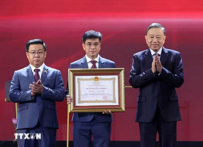 Tổng Bí thư, Chủ tịch nước Tô Lâm trao Huân chương Lao động hạng Nhất tặng Đại học Kinh tế Thành phố Hồ Chí Minh. (Ảnh: Thống Nhất/TTXVN)