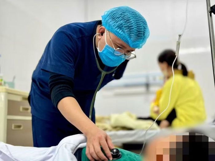 Bác sỹ theo dõi sức khỏe cho một trẻ mắc cúm A. (Ảnh minh họa: PV/Vietnam+)