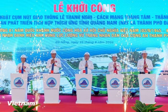 Ủy viên Bộ Chính trị, Phó Thủ tướng Thường trực Chính phủ Phạm Gia Túc (người đứng giữa) phát lệnh khởi công dự án vào ngày 25/8/2026. (Ảnh: Thanh Phong/Vietnam+)