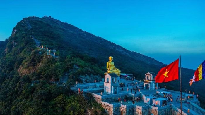 Danh thắng Yên Tử với tượng Phật Hoàng Trần Nhân Tông trên núi thiêng, là điểm đến tiêu biểu trong quần thể di sản văn hóa gắn với Phật giáo Trúc Lâm. (Nguồn: Báo Quảng Ninh)