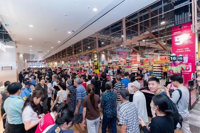 AEON Thanh Hóa những ngày đầu khai trương thu hút rất đông người dân xứ Thanh đến tham quan, mua sắm.