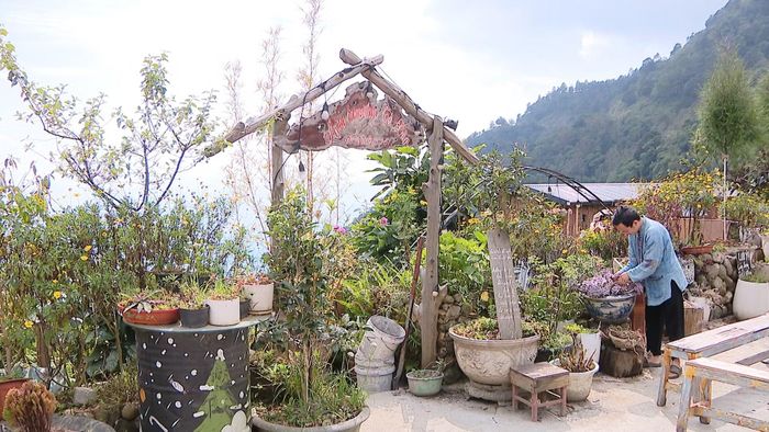 Anh Nguyễn Thăng Phúc chủ cơ sở "Mùa Homestay Tà Xùa" đang hướng dẫn lao động người bản địa dọn dẹp phòng, chăm sóc cây hoa và giữ gìn cảnh quan khuôn viên. (Ảnh: Hằng Trần/Vietnam+)