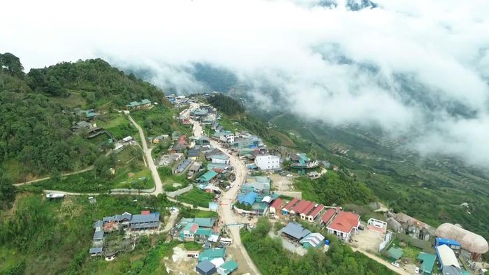 Những đỉnh núi bồng bềnh mây phủ ở Tà Xùa. (Ảnh: PV/Vietnam+)