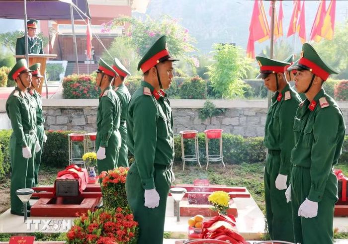 Chuẩn bị thực hiện nghi lễ đưa hài cốt liệt sỹ vào an táng tại Nghĩa trang liệt sỹ Ninh Thuận. (Ảnh: Công Thử/TTXVN)
