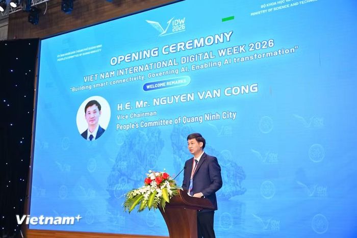 Ông Nguyễn Văn Công, Phó chủ tịch Uỷ ban Nhân dân thành phố Quảng Ninh phát biểu khai mạc sự kiện. (Ảnh: Minh Sơn/Vietnam+)