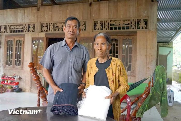 Ông B’rong Tẻm góp sức đi đầu trong những cách làm mới, chia sẻ kinh nghiệm và vận động bà con cùng làm, cùng vươn lên thoát nghèo. (Ảnh: Vietnam+)