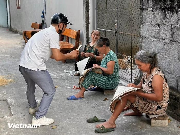 Quá trình làm nón của những người thợ trong làng nghề Đào Khê, lưu giữ những công đoạn thủ công qua từng thước phim. ( Ảnh: Hồng Ngọc)