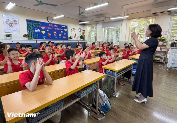 Giờ học của cô và trò Trường Tiểu học Cầu Giấy B. (Ảnh: PV/Vietnam+)