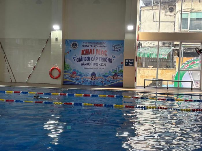 Khu vực bể bơi phục vụ giáo dục tăng cường môn bơi cho học sinh của Trường Tiểu học Cầu Giấy B. (Ảnh: Vietnam+)