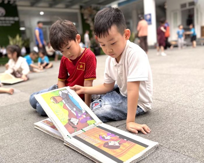 Học sinh tham gia hoạt động đọc sách ngoài giờ học chính khóa trong thư viện và trên sân trường. (Ảnh: Vietnam+)