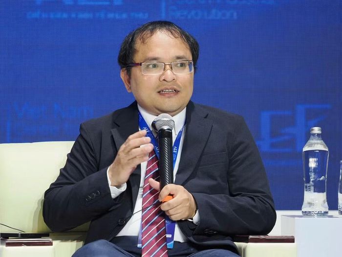Ông Trần Anh Tú - Phó Cục trưởng Cục Công nghệ số và Trí tuệ nhân tạo, Bộ Khoa học và Công nghệ phát biểu tại phiên chuyên đề “Từ triển khai AI đến chuẩn bị nguồn nhân lực cho tương lai ngành sản xuất”. (Ảnh: PV/Vietnam+)