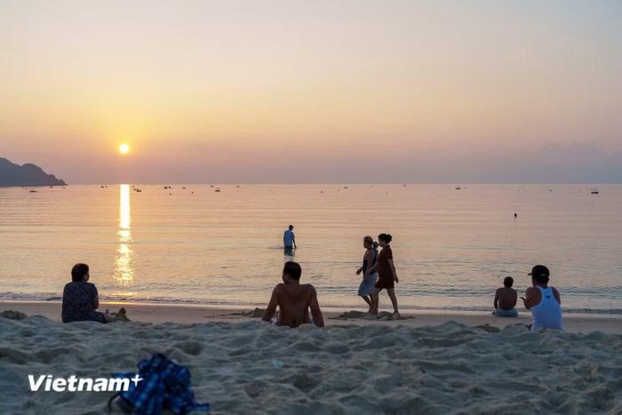 Bình minh trên bãi biển Vịnh Hòa rất bình yên, vào mùa thấp điểm chủ yếu là người dân địa phương tắm biển. (Ảnh: Thanh Phong/Vietnam+)