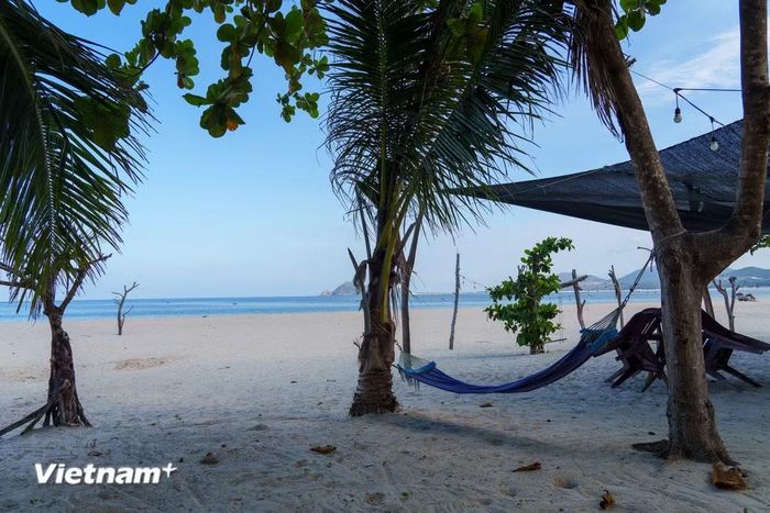 Homestay của gia đình bà Mười nằmngay mặt biển với bãi cát trắng mềm mịn, trải dài. Nơi đây được người dân kinh doanh giữ gìn sạch đẹp. (Ảnh: Thanh Phong/Vietnam+)