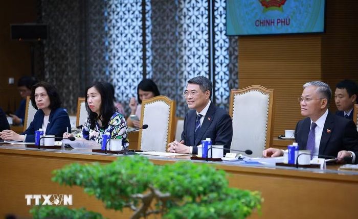 Thủ tướng Lê Minh Hưng tiếp Bộ trưởng Ngoại giao Cộng hòa Belarus Maxim Ryzhenkov. (Ảnh: Dương Giang/TTXVN)