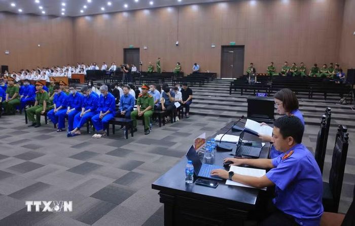 Đại diện Viện Kiểm sát công bố bản cáo trạng đối với các bị cáo. (Ảnh: Phạm Kiên/TTXVN)