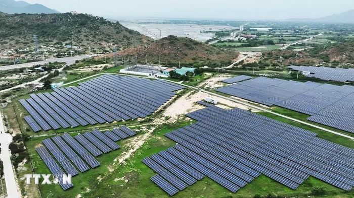 Cánh đồng điện mặt trời của Công ty Cổ phần Điện mặt trời Licogi 16, xã Vĩnh Hải, tỉnh Khánh Hòa. (Ảnh: Vũ Sinh/TTXVN)