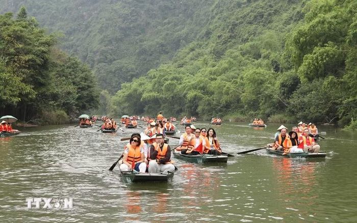 Đoàn đại biểu tham quan Khu du lịch sinh thái Tràng An. (Ảnh: Đức Phương/TTXVN)