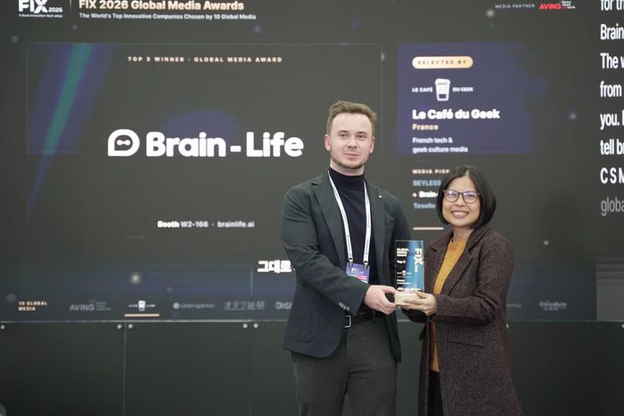 Đại diện Brain-Life nhận giải tại FIX 2026. (Ảnh: AVING News)