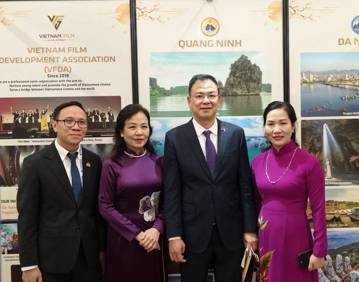Từ phải sang: Đại sứ Phạm Quang Hiệu, Chủ tịch VFDA bà Ngô Phương Lan cùng lãnh đạo Thành phố Hải Phòng và Thành phố Quảng Ninh tại gian hàng. (Ảnh: VFDA)