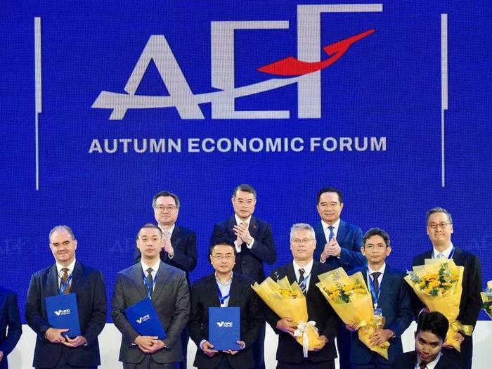 Thủ tướng Chính phủ Lê Minh Hưng cùng Ủy viên Bộ Chính trị, Bí thư Trung ương Đảng, Trưởng Ban Chính sách, chiến lược Trung ương Nguyễn Thanh Nghị và Chủ tịch Ủy ban nhân dân Thành phố Hồ Chí Minh Nguyễn Văn Được chụp ảnh lưu niệm với đại diện các nhà đầu tư tại Diễn đàn Kinh tế Mùa thu 2026. (Ảnh: PV/Vietnam+)