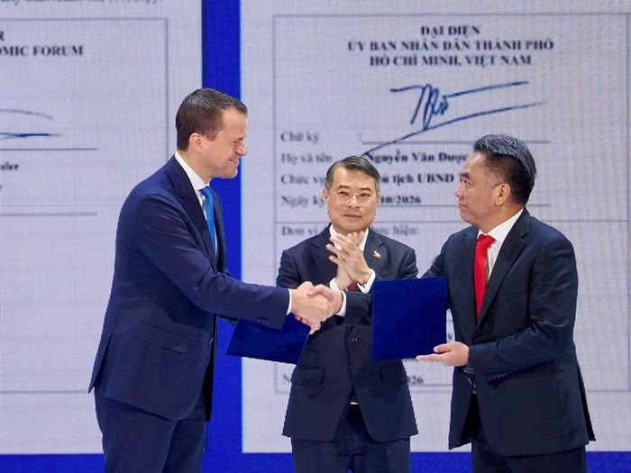 Thủ tướng Chính phủ Lê Minh Hưng chứng kiến Phó Chủ tịch Thường trực UBND TPHCM Nguyễn Lộc Hà và Giám đốc điều hành Diễn đàn Kinh tế Thế giới (WEF) Stephan Mergenthaler trao văn kiện hợp tác chiến lược giữa TPHCM và WEF, tại Diễn đàn Kinh tế Mùa thu 2026. (Ảnh: PV/Vietnam+)