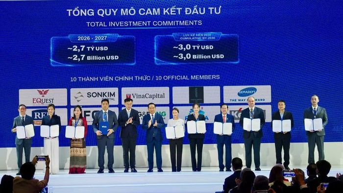 Lãnh đạo Thành phố Hồ Chí Minh chúc mừng đại diện 10 thành viên chính thức của Trung tâm Tài chính quốc tế Việt Nam tại Thành phố Hồ Chí Minh. Tổng quy mô cam kết đầu tư đạt khoảng 2,7 tỷ USD trong giai đoạn 2026-2027 và dự kiến lũy kế khoảng 3 tỷ USD đến năm 2030. (Ảnh: PV/Vietnam+)