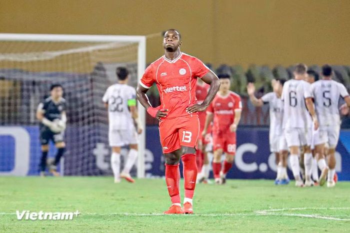 Chung cuộc, Thể Công-Viettel nhận thất bại đậm 0-5 trước FC Seoul ngay tại sân Hàng Đẫy. Đây là trận thứ 7 liên tiếp không thắng của đội bóng áo lính trên mọi đấu trường. (Ảnh: Việt Anh/Vietnam+)