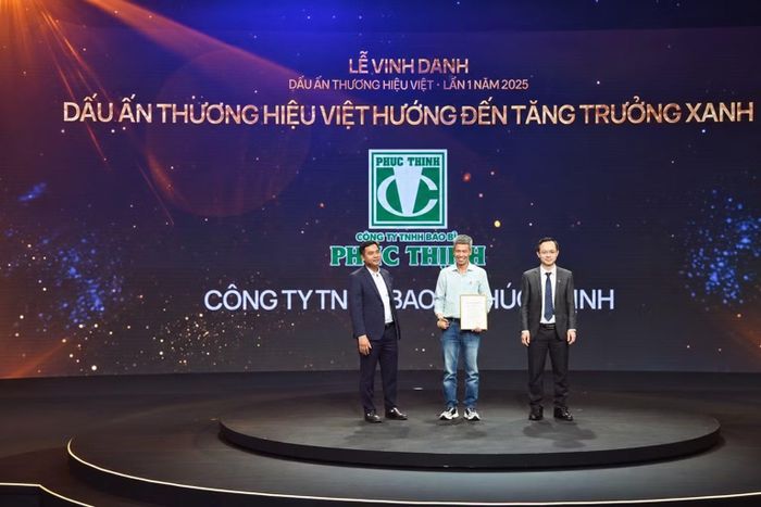 Ông Nguyễn Trọng Hoàng, Giám đốc điều hành Công ty TNHH Bao Bì Phúc Thịnh nhận giải thưởng “Dấu ấn thương hiệu Việt hướng đến tăng trưởng xanh 2026”.