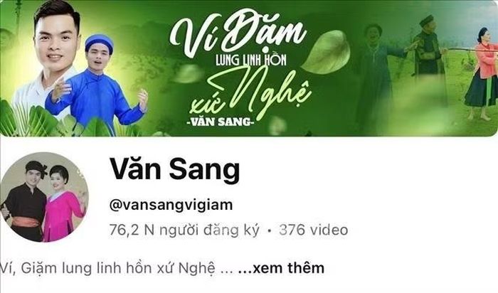 Nghệ nhân Văn Sang tích cực "số hóa di sản" bằng việc xây dựng kênh Youtube với hàng trăm video bài hát, làn điệu và clip hướng dẫn thực hành chi tiết dân ca. Ảnh: TTXVN phát