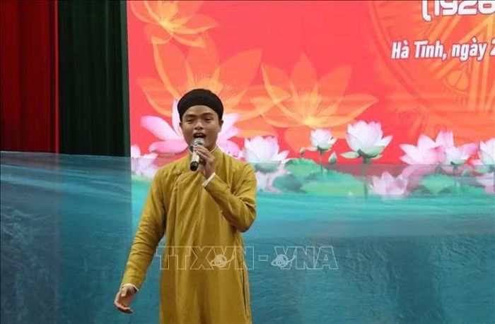 Nghệ nhân dân gian trẻ Văn Sang, người tích cực "truyền lửa" tình yêu dân ca cho thế hệ trẻ ở Hà Tĩnh.