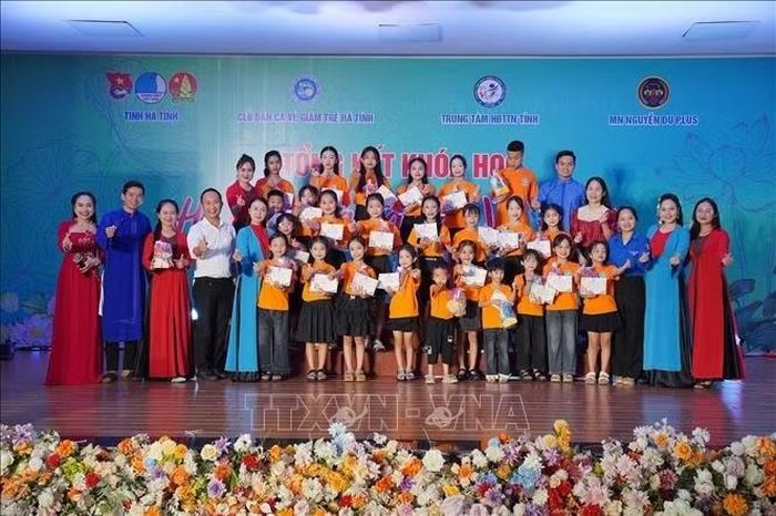 Câu lạc bộ Dân ca Ví Giặm trẻ do nghệ nhân Văn Sang làm chủ nhiệm truyền dạy dân ca miễn phí cho nhiều học sinh.