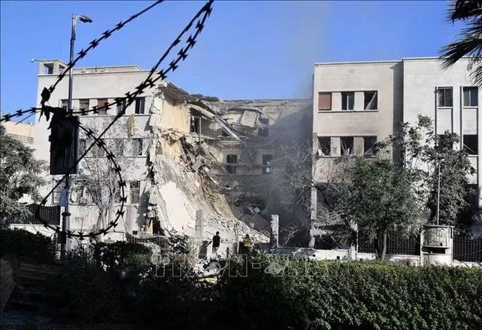 Tòa nhà bị phá hủy sau một vụ không kích tại Damascus, Syria. Ảnh: THX/TTXVN