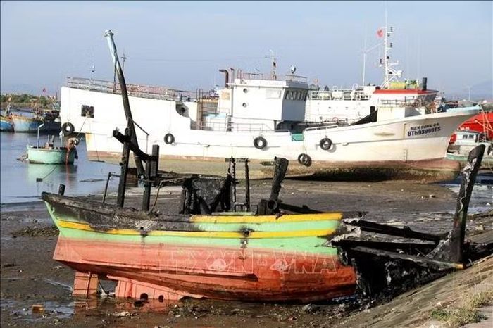 Tàu cá BTh 89330 TS (công suất 40CV, dài 10m) bị cháy rụi được kéo vào bờ. Ảnh: Nguyễn Thanh/TTXVN