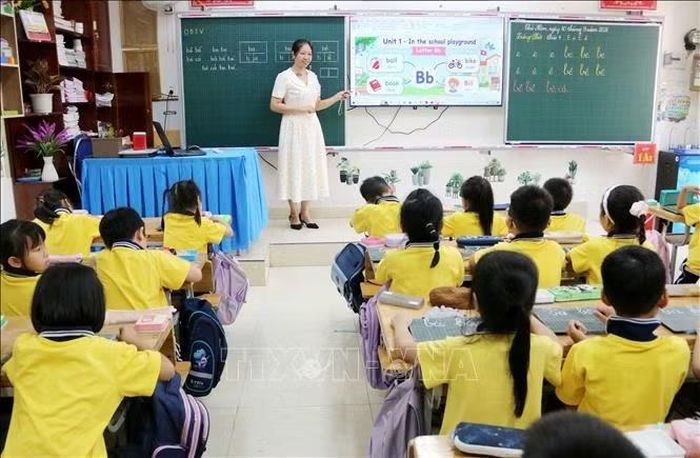Tiết học ngoại ngữ của học sinh lớp 1 trường Tiểu học Kim Đồng (phường Trần Hưng Đạo, tỉnh Hưng Yên). Ảnh: Thế Duyệt/TTXVN