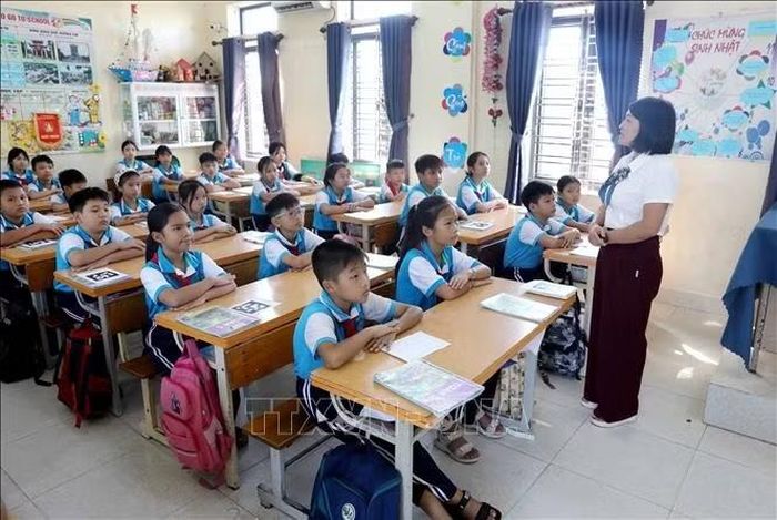 Năm học 2025-2026, 100% cơ sở giáo dục Tiểu học trên địa bàn tỉnh Hưng Yên tổ chức dạy học môn tiếng Anh đối với học sinh lớp 3, 4 và 5. Ảnh: Thế Duyệt/TTXVN