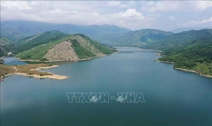 Với không gian mặt nước rộng lớn, được bao quanh bởi những dãy đồi núi, hồ Đồng Xanh – Đồng Nghệ là địa điểm phục vụ huấn luyện, tổ chức các giải thi đấu đua thuyền tại thành phố Đà Nẵng và quốc gia.