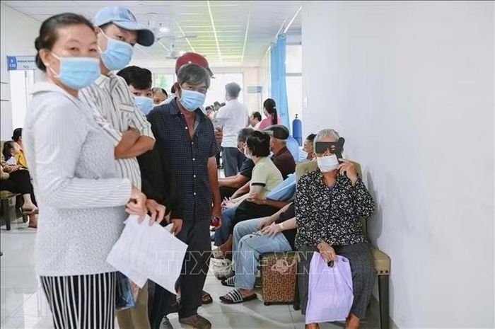 Khám mắt cho người cao tuổi.