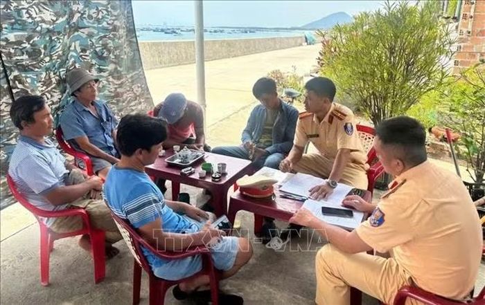 Lực lượng chức năng tỉnh Đắk Lắk kiểm tra lồng ghép tuyên truyền chủ phương tiện tham gia giao thông đường thủy. Ảnh: TTXVN phát