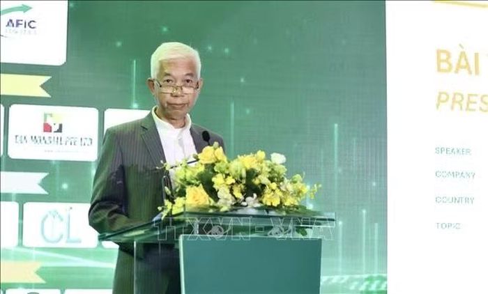Ông Ôn Dân Khương, Chủ tịch Tập đoàn Dân Ôn chia sẻ kinh nghiệm phát triển sản phẩm chế biến giá trị cao tại hội thảo. Ảnh: Xuân Anh/TTXVN